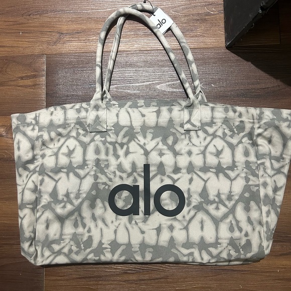 ALO Yoga Gray Tiedye Tote Bag - Picture 3 of 8